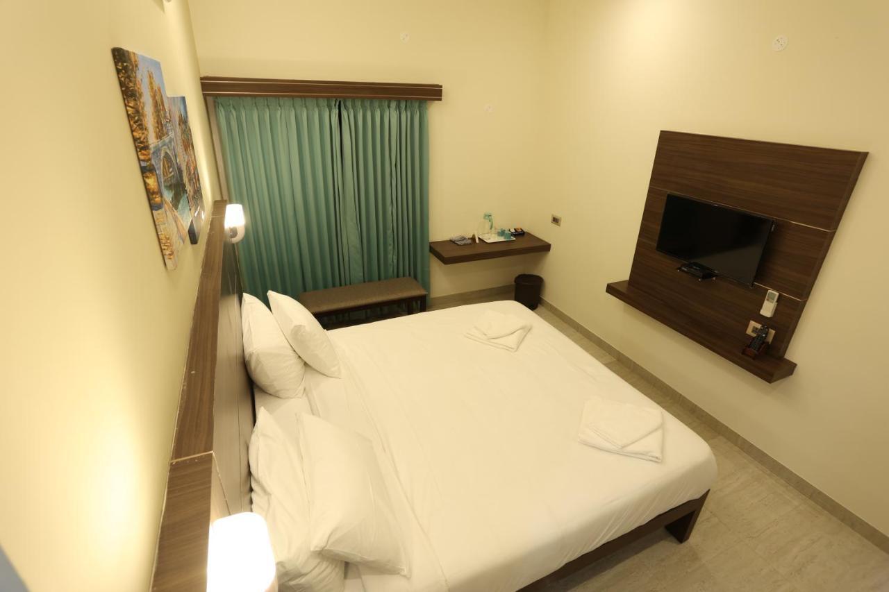 Hotel Minas Manor à Tiruchirappalli Extérieur photo