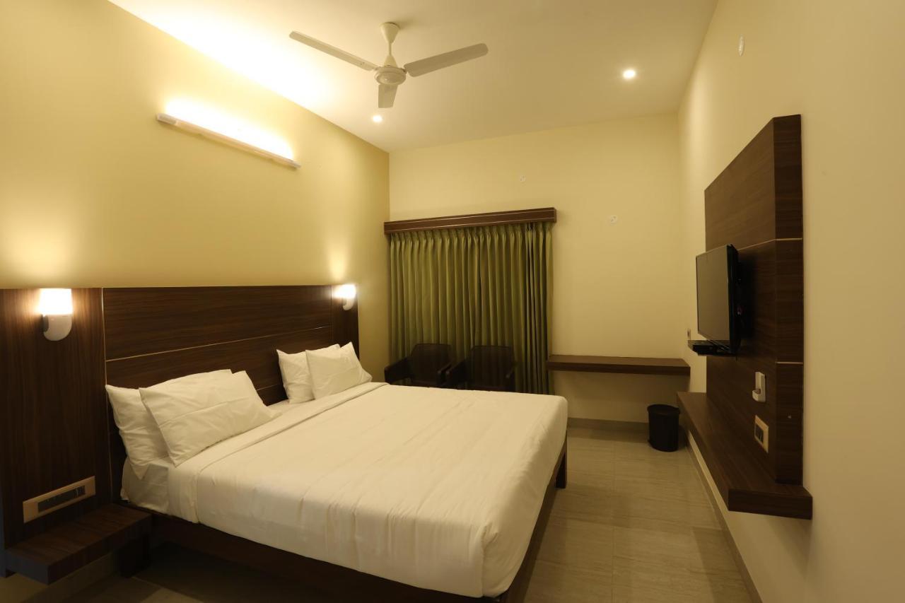 Hotel Minas Manor à Tiruchirappalli Extérieur photo
