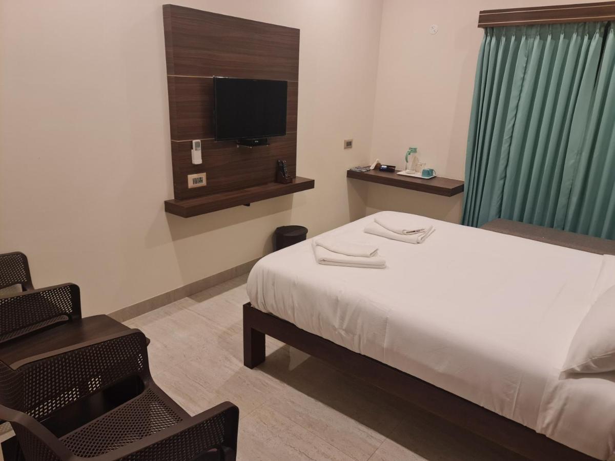 Hotel Minas Manor à Tiruchirappalli Extérieur photo